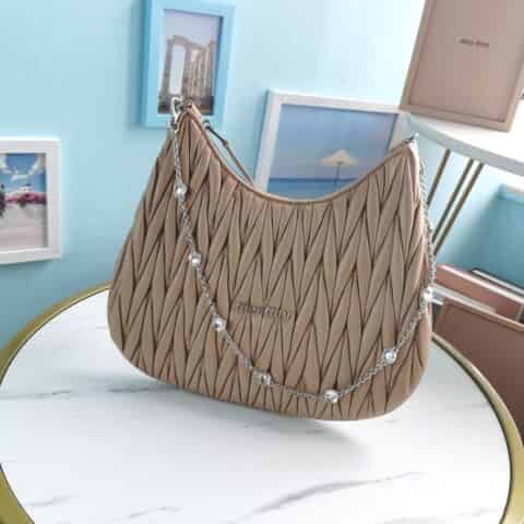 MIUMIU缪缪Cloquet进口小羊皮新版半圆腋下钻石链条包5BC085