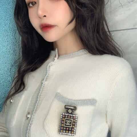 新款 CHANEL香奈儿双c彩色珍珠香水瓶胸针