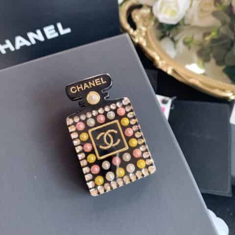 新款 CHANEL香奈儿双c彩色珍珠香水瓶胸针