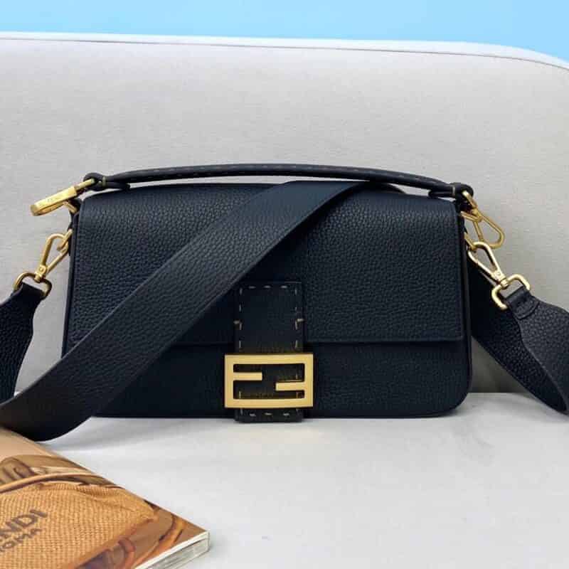 FENDI芬迪荔枝纹Baguette手袋306M