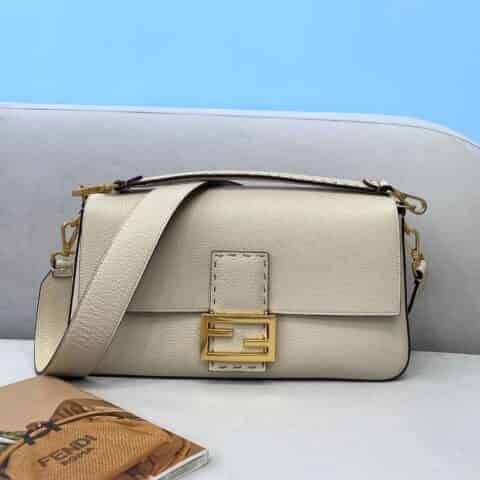 FENDI芬迪荔枝纹Baguette手袋306M