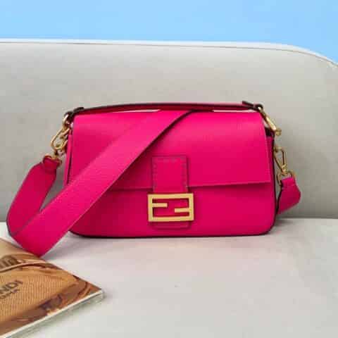 FENDI芬迪荔枝纹Baguette手袋306M