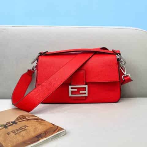 FENDI芬迪荔枝纹Baguette手袋306M