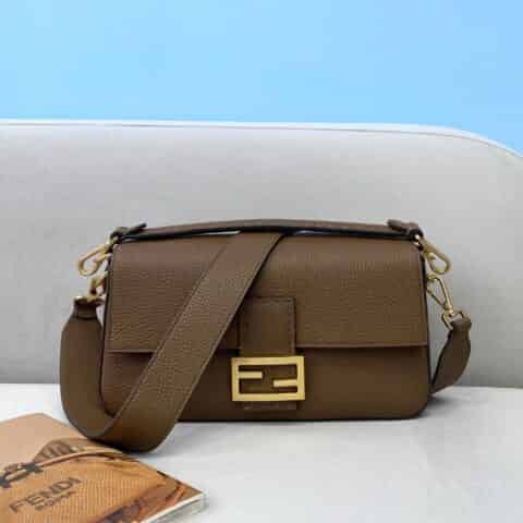 FENDI芬迪荔枝纹Baguette手袋306M