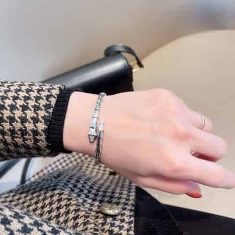 宝格丽BVLGARI窄版头尾带钻蛇骨手镯