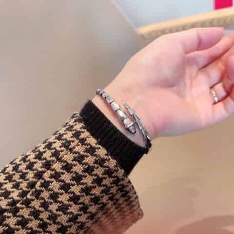 宝格丽BVLGARI窄版头尾带钻蛇骨手镯