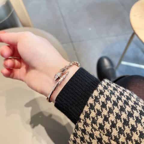 宝格丽BVLGARI窄版头尾带钻蛇骨手镯