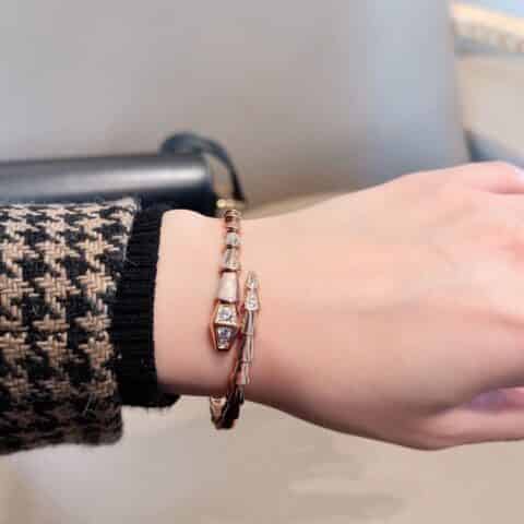 宝格丽BVLGARI窄版头尾带钻蛇骨手镯