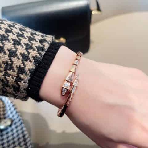 宝格丽BVLGARI窄版头尾带钻蛇骨手镯