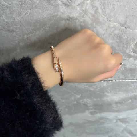 宝格丽BVLGARI窄版头尾带钻蛇骨手镯