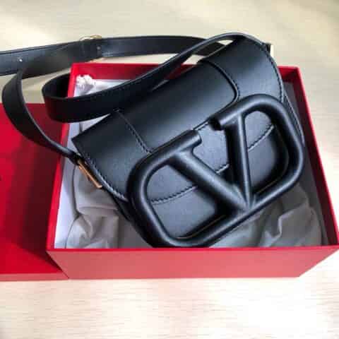 Valentino华伦天奴Garavani MAXI 超大LOGO小牛皮斜挎包1011S 1011L