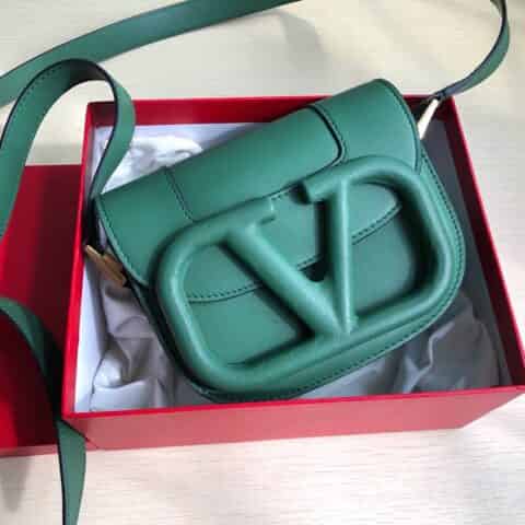 Valentino华伦天奴Garavani MAXI 超大LOGO小牛皮斜挎包1011S 1011L