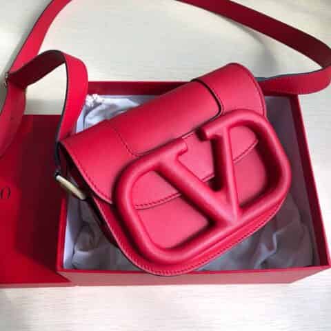 Valentino华伦天奴Garavani MAXI 超大LOGO小牛皮斜挎包1011S 1011L