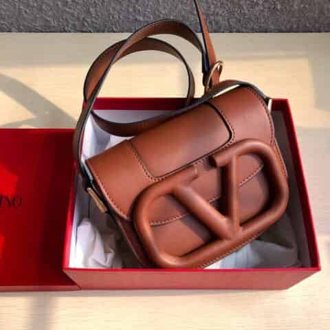 Valentino华伦天奴Garavani MAXI 超大LOGO小牛皮斜挎包1011S 1011L