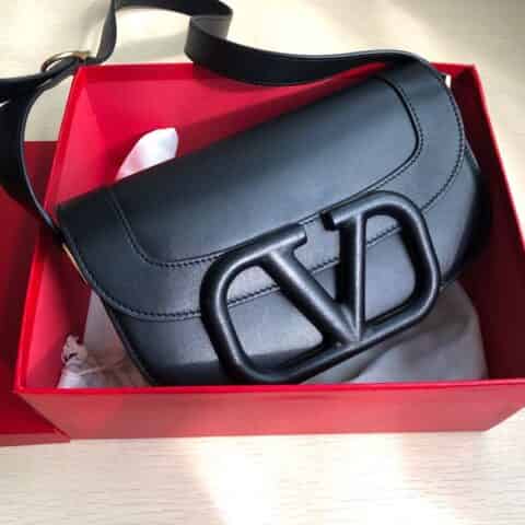 Valentino华伦天奴Garavani MAXI 超大LOGO小牛皮斜挎包1011S 1011L