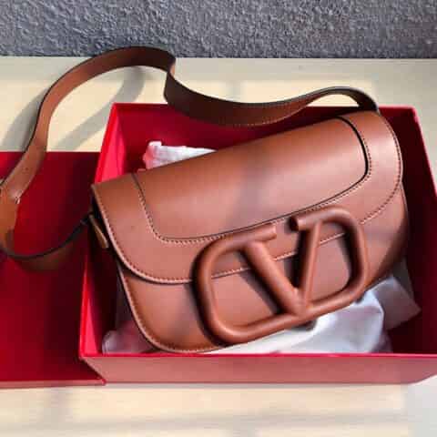 Valentino华伦天奴Garavani MAXI 超大LOGO小牛皮斜挎包1011S 1011L