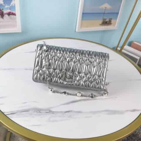 MIUMIU缪缪Matelasse珠光小羊皮仿水晶珍珠链条包5DH044