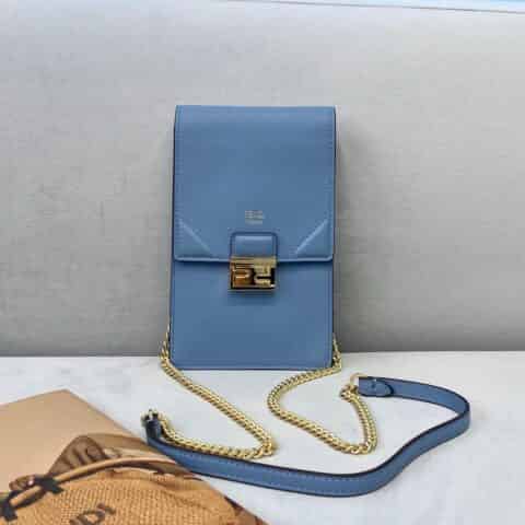 FENDI芬迪烫金logo斜挎小包323