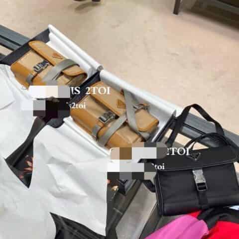 Prada Re-Nylon再生尼龙和Saffiano皮革手机包 2ZH108卡其色
