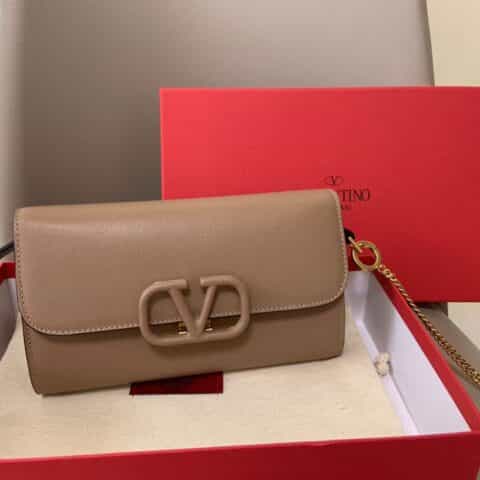 Valentino华伦天奴Garavani VSLING 粒面小牛皮斜挎包0999