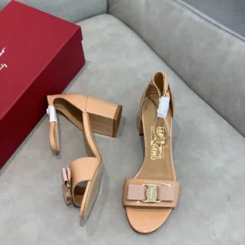 SF salvatore Ferragamo  菲拉格慕经典款一字带粗跟凉鞋