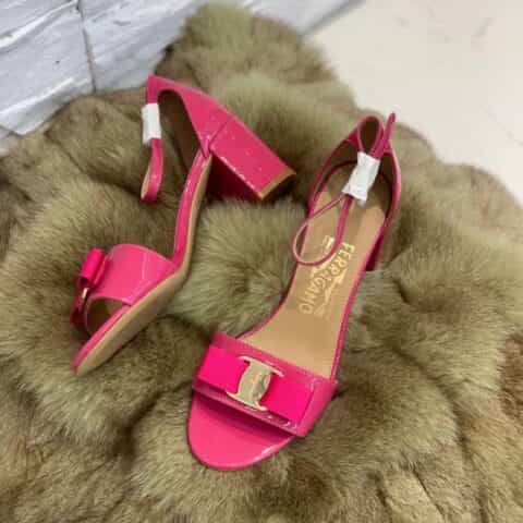 SF salvatore Ferragamo  菲拉格慕经典款一字带粗跟凉鞋