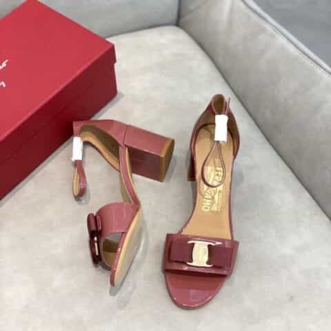 SF salvatore Ferragamo  菲拉格慕经典款一字带粗跟凉鞋