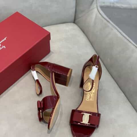 SF salvatore Ferragamo  菲拉格慕经典款一字带粗跟凉鞋