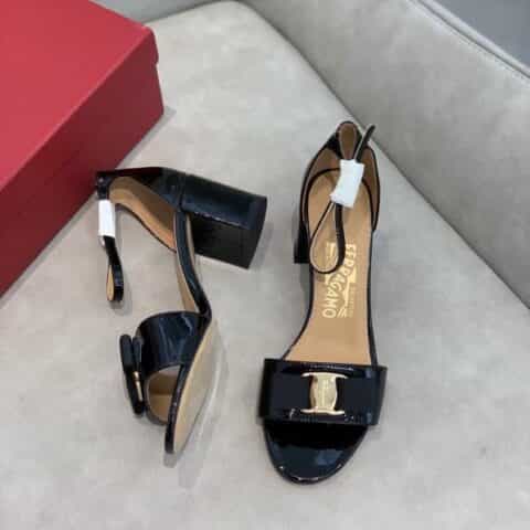 SF salvatore Ferragamo  菲拉格慕经典款一字带粗跟凉鞋