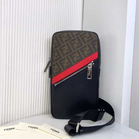 FENDI芬迪经典老花配牛皮胸包2383