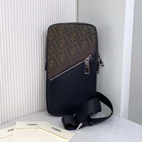 FENDI芬迪经典老花配牛皮胸包2383