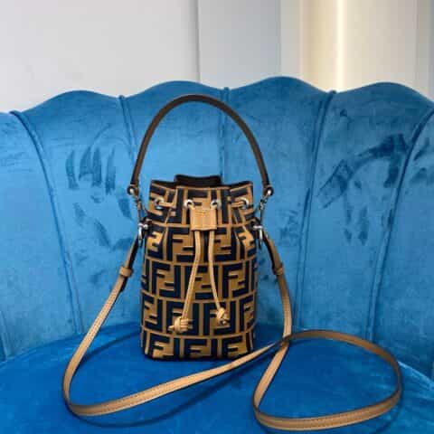 FENDI芬迪小牛皮MON TRÉSOR水桶包023