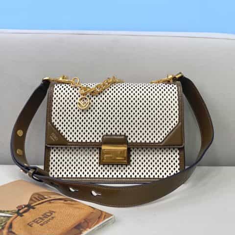 FENDI芬迪KAN U镂空设计金属扣翻盖小方包0509