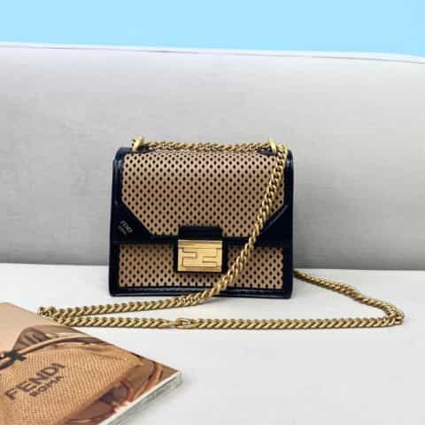 FENDI芬迪KAN U镂空设计金属扣翻盖小方包0509S