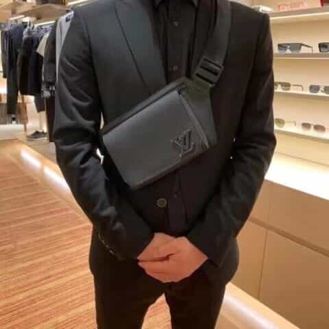 Louis Vuitton LV Slingbag单肩包 M57081