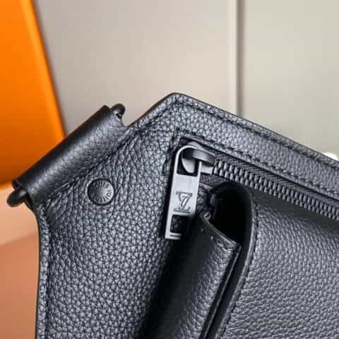 Louis Vuitton LV Slingbag单肩包 M57081