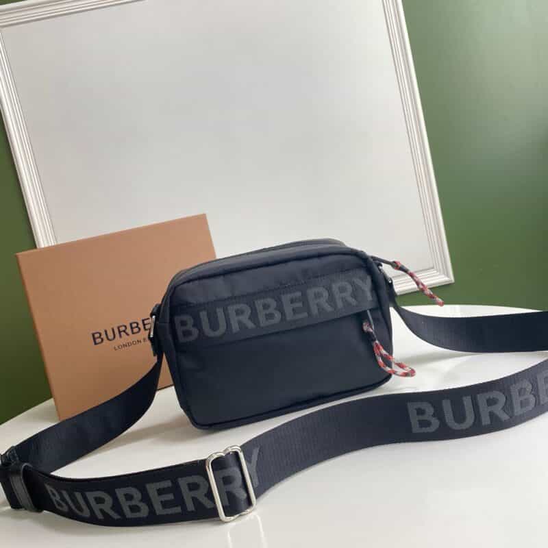 Burberry巴宝莉男女通用轻盈飞行员尼龙斜背包