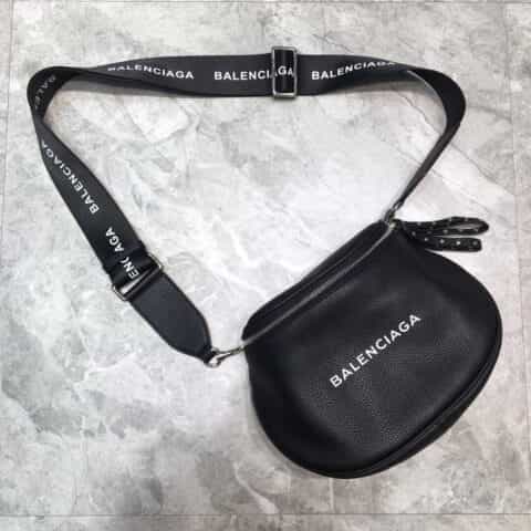 Balenciaga巴黎世家黑色斜挎包181012