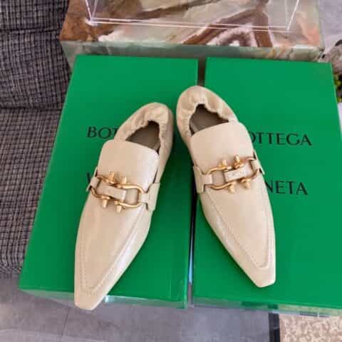葆蝶家/????早春新品 尖头平底 女巫鞋