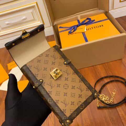 Louis Vuitton LV Vertical Trunk Pochette手机包 M67873