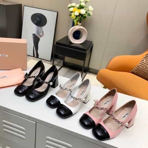 miumiu早春新款单鞋，方头粗跟链条珍珠一字带拼接，黑色和粉色漆皮拼接粗跟女单鞋