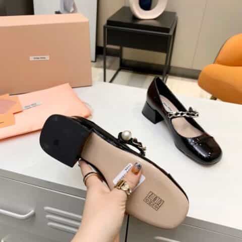 miumiu早春新款单鞋，方头粗跟链条珍珠一字带拼接粗跟女单鞋