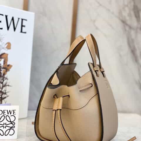 LOEWE罗意威 Mini Hammock bag 吊床包 0501沙色