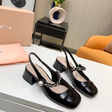 miumiu早春新款后空单鞋，方头粗跟链条珍珠一字带拼接漆皮拼接粗跟女单鞋