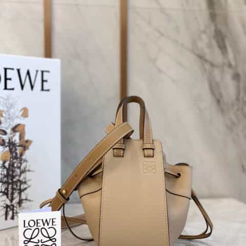 LOEWE罗意威 Mini Hammock bag 吊床包 0501沙色