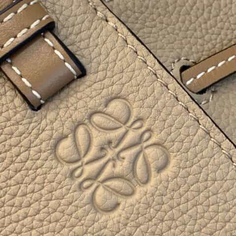 LOEWE罗意威 Mini Hammock bag 吊床包 0501沙色