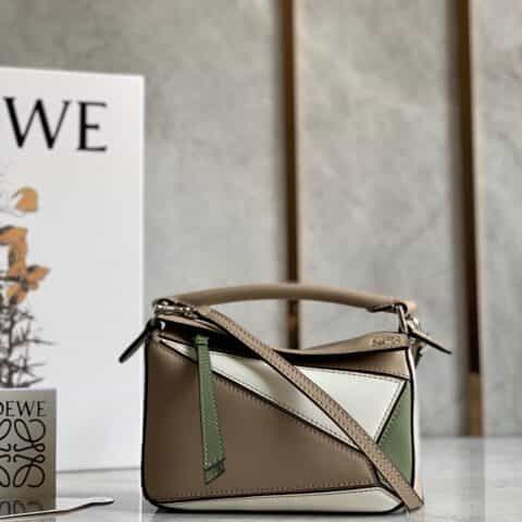 LOEWE罗意威 Mini Puzzle bag几何包 0338灰白绿拼色18CM