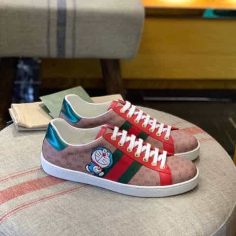 GUCCI古驰   采用柔软舒适吸汗小牛皮情侣款新款小白鞋