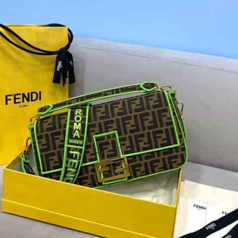 FENDI芬迪经典双F布料Baguette法棍包772L