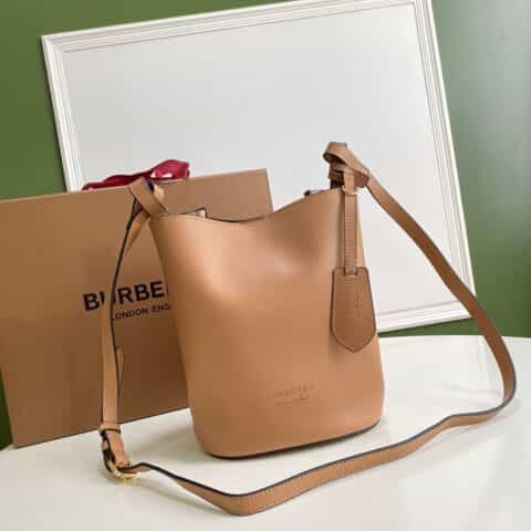 Burberry巴宝莉手掌纹皮革斜背水桶包